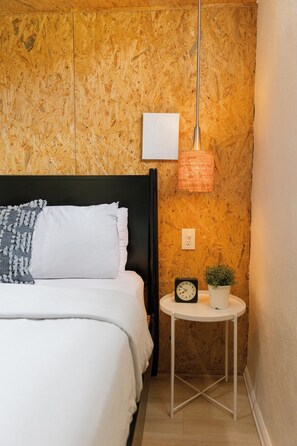 5 chambres, bureau, fer et planche à repasser, lit de bébé portatif