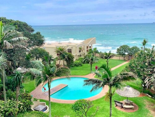 Stunning Umdloti beach flat, pool & sea views