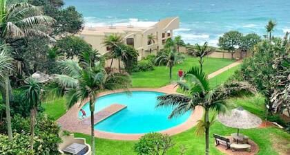 Stunning Umdloti beach flat, pool & sea views