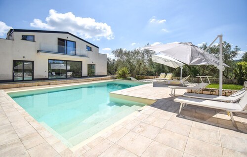 Awesome home in Caiazzo