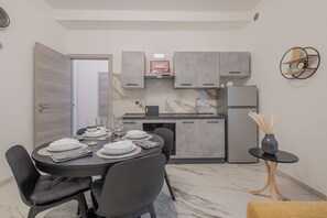 Oven, stovetop - Rome Apartment Tuscolana Area (Metro A) ~Petit House~ (Roma)