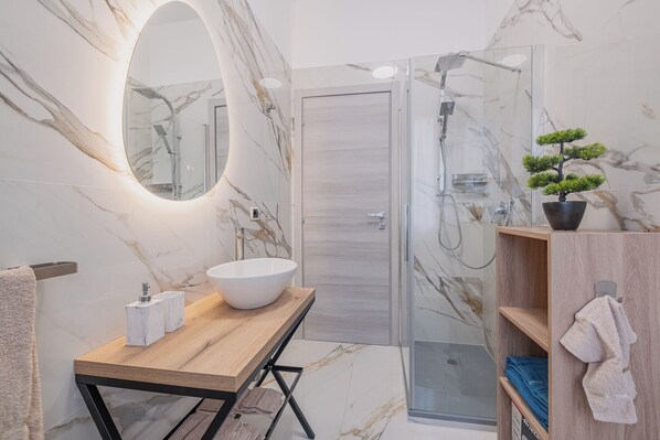 Dusche, Bidet, Handtücher, Seife