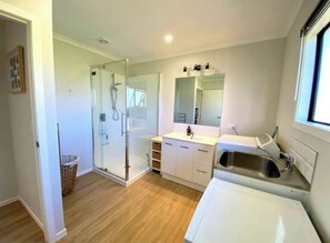 Bruser, miljøvenlige toiletartikler, hårtørrer, håndklæder