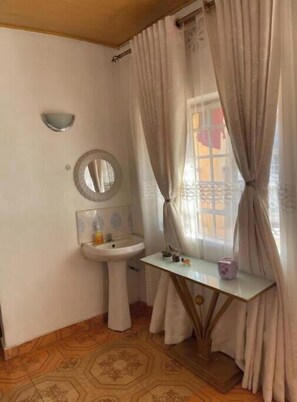Serviettes fournies, savon, papier toilette