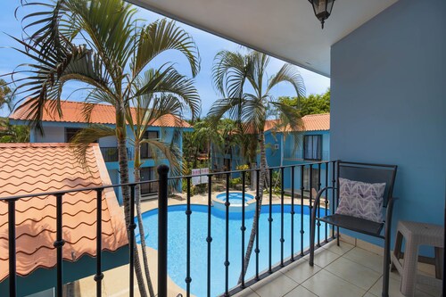 Laguna Azul- A Charming 2-bedroom poolside condo in Coco