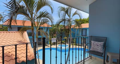 Laguna Azul- A Charming 2-bedroom poolside condo in Coco