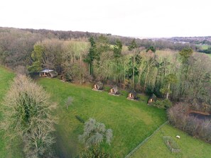 A rural property with several small cabins surrounded by trees and open fields. - Luxury Cabin in Rural Hampshire without Pergola (Chawton)