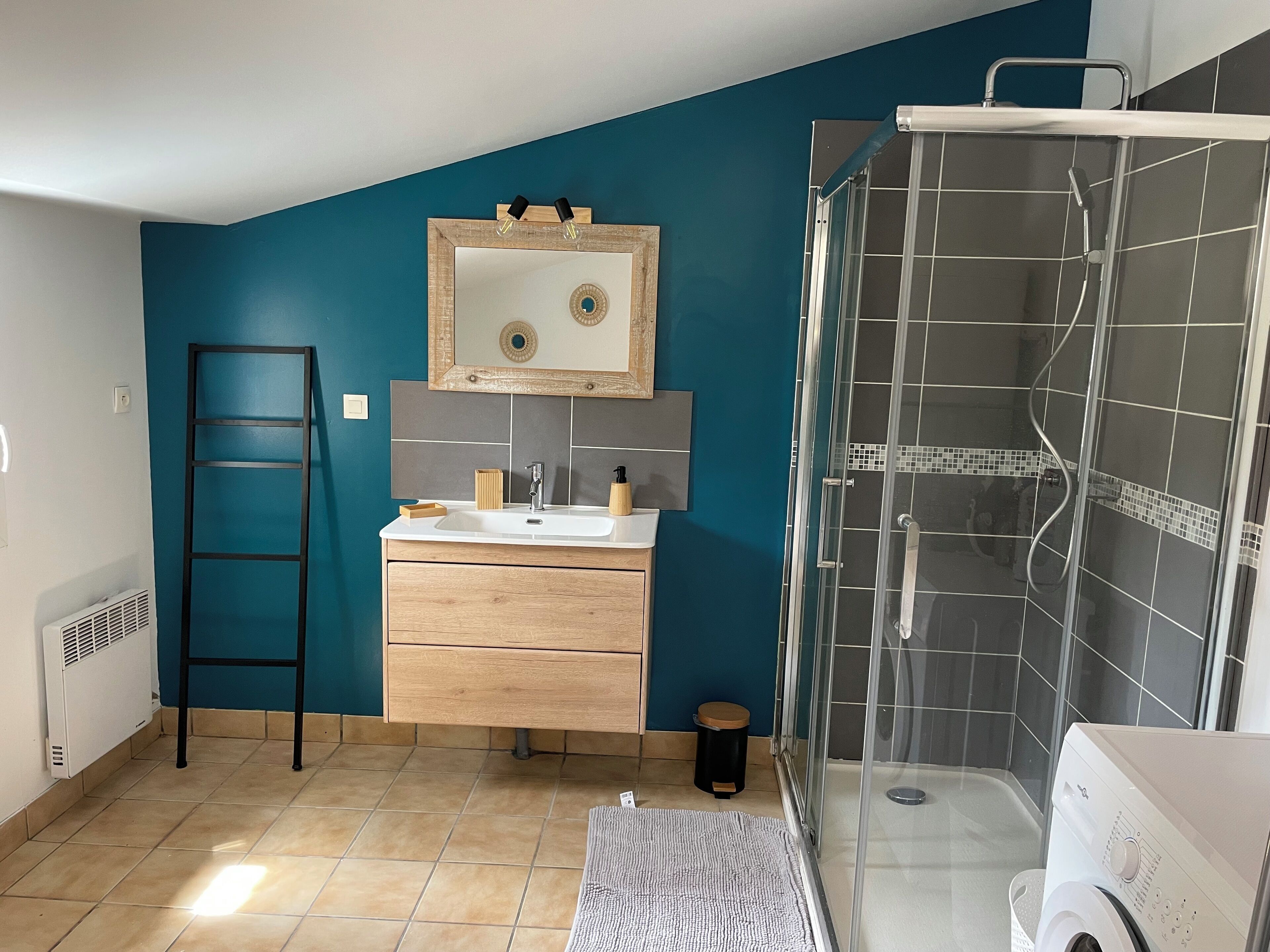 Een douche, een haardroger, handdoeken, zeep