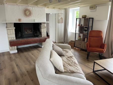 Smart TV, fireplace, books. Le nid familiale, cosy house between land and sea, country spirit