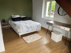 2 soverom, skrivebord, strykejern/-brett og reiseseng for barn