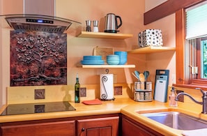 Réfrigérateur, four à micro-ondes, surface de cuisson, cafetiÚre-théiÚre