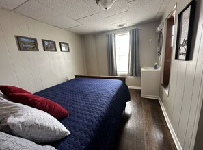1 habitación, tabla de planchar con plancha, wifi gratis y ropa de cama