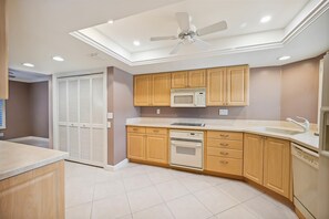 Micro-ondes, four, plaque de cuisson, lave-vaisselle