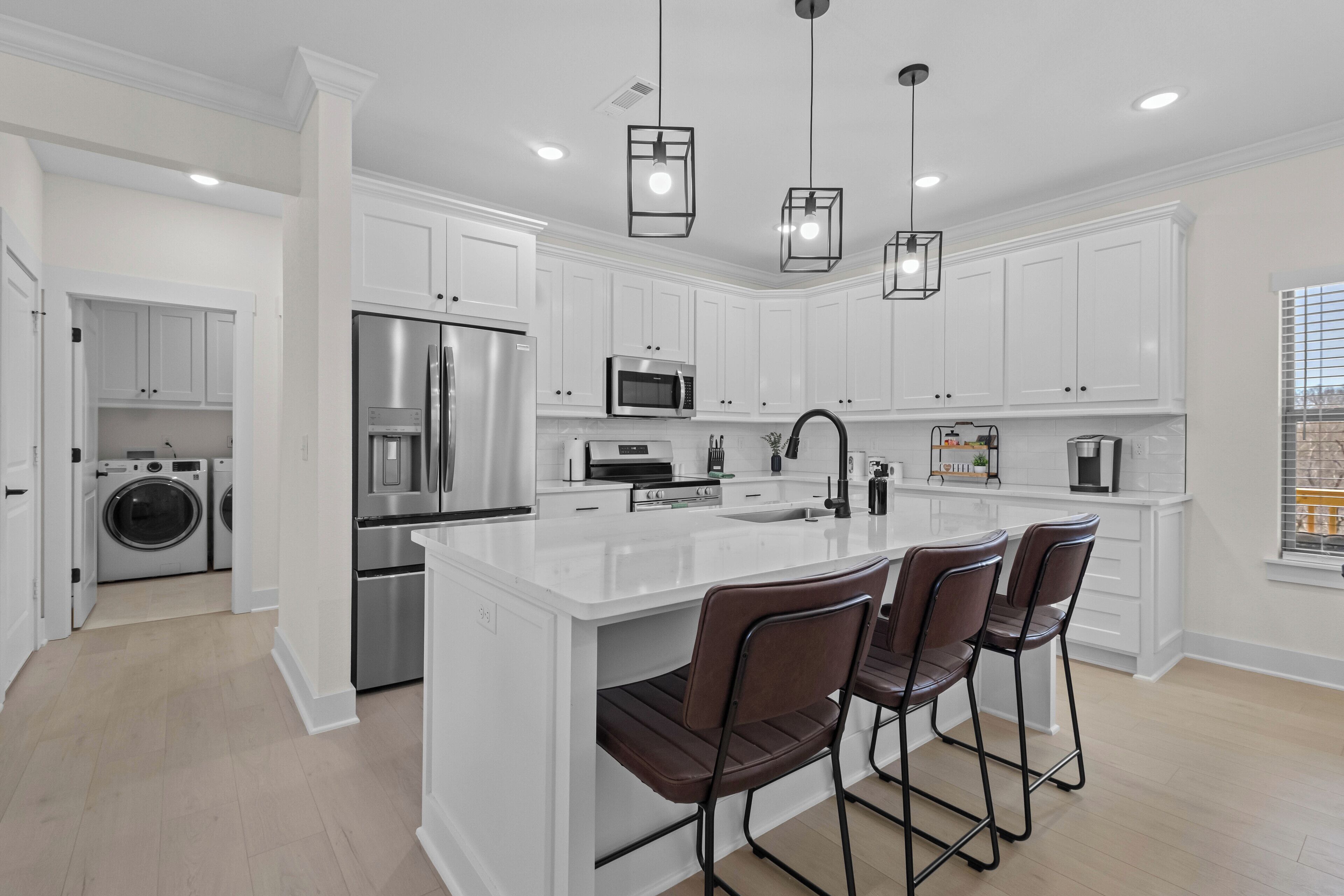 冷蔵庫、電子レンジ、オーブン、コンロ