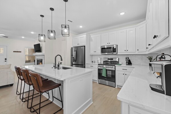 Jääkaappi, mikroaaltouuni, uuni, liesi