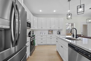 ثلاجة، ميكروويف، فرن، موقد طهي مسطح