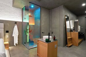 Douche, sèche-cheveux, serviettes fournies