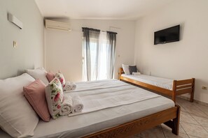 1 bedroom, WiFi, bed sheets - 301 room with balcony, sea view & hot tub access (Lokva Rogoznica)