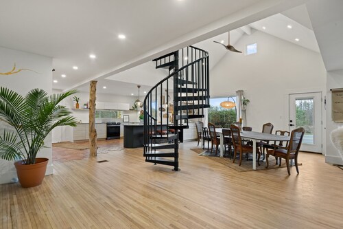 Spacious Retreat: Near GVL & AVL, Luxe Touches