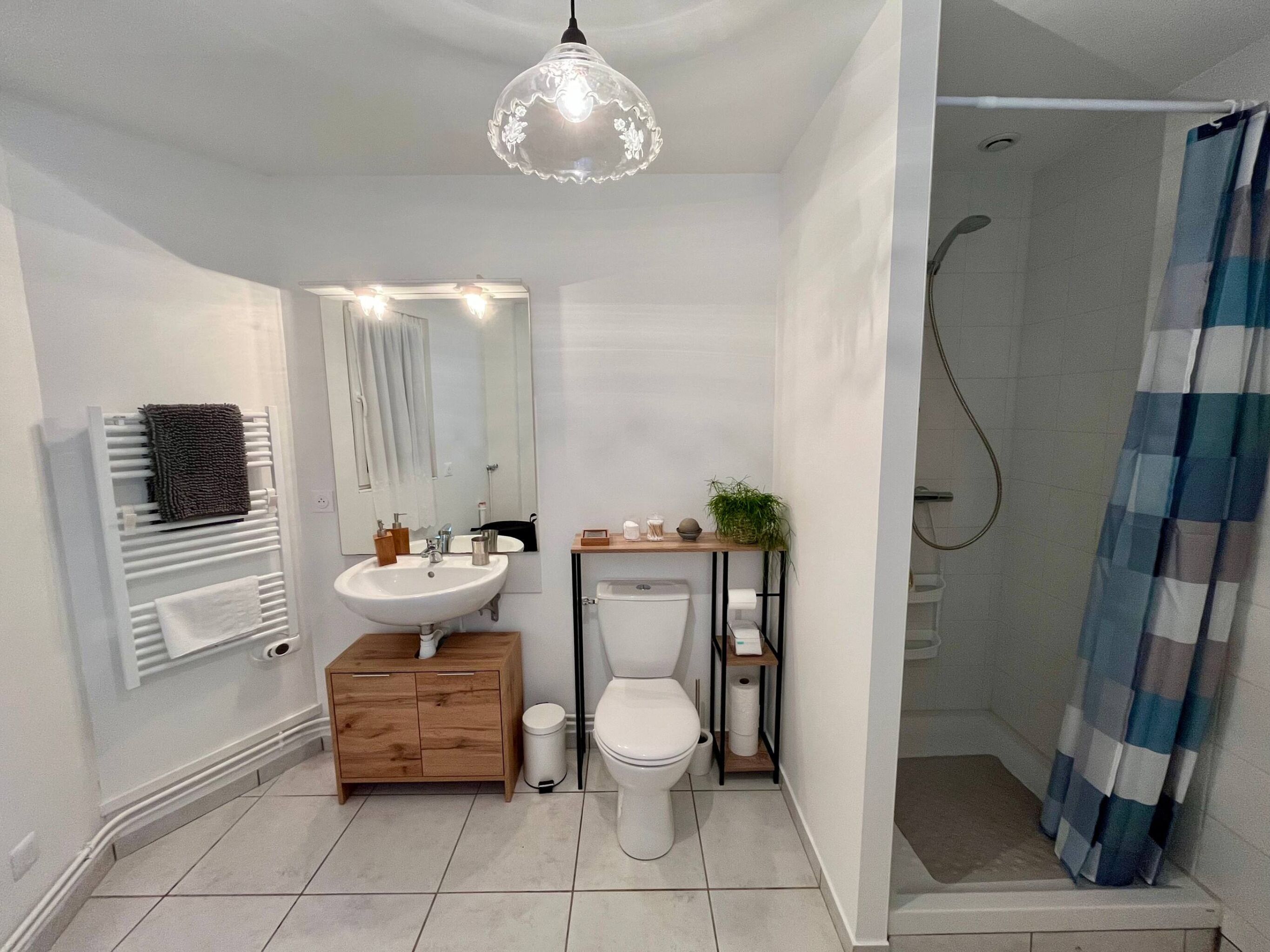 Dusche, kostenlose Toilettenartikel, Haartrockner, Handtücher