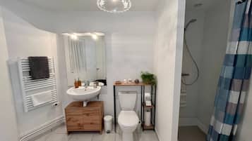 Dusche, kostenlose Toilettenartikel, Haartrockner, Handtücher