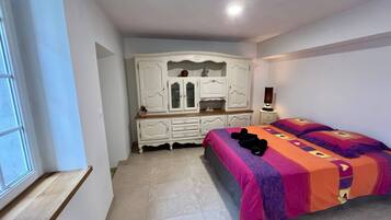 1 chambre, lit parapluie, draps fournis