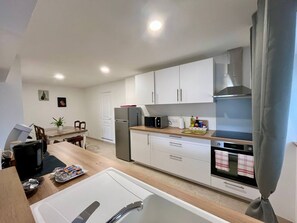 Een microgolfoven, een oven, een kookplaat, een vaatwasser