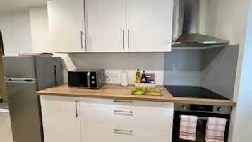 Een microgolfoven, een oven, een kookplaat, een vaatwasser