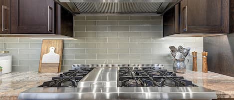 Fridge, microwave, stovetop, dishwasher