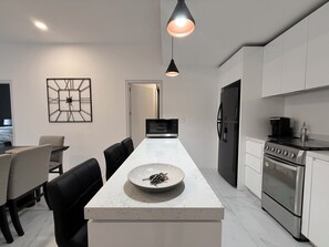 Kühlschrank, Mikrowelle, Ofen, Wasserkocher mit Kaffee-/Teezubehör