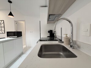 Kühlschrank, Mikrowelle, Ofen, Wasserkocher mit Kaffee-/Teezubehör