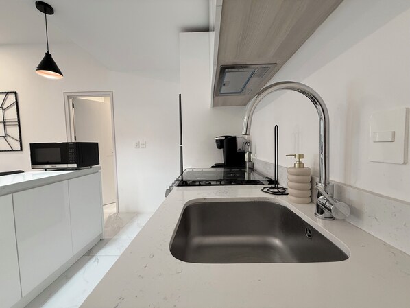 Kühlschrank, Mikrowelle, Ofen, Wasserkocher mit Kaffee-/Teezubehör