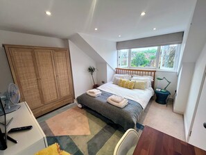 2 bedrooms, iron/ironing board, WiFi, bed sheets