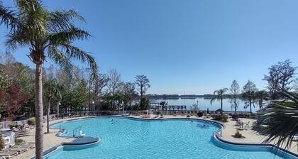 Lakefront Corner 2 Bedroom 2 Bathrooms Lakefront Condo - 1 mile to Disney World