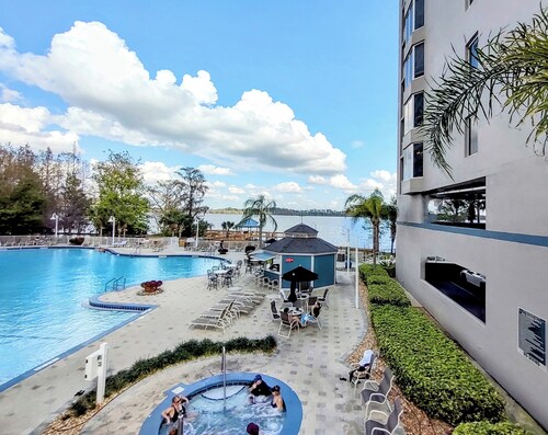 Lakefront Corner 2 Bedroom 2 Bathrooms Lakefront Condo - 1 mile to Disney World