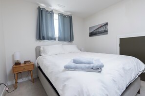 2 bedrooms, desk, iron/ironing board, travel cot - Bright Walkout Suite | Near U of L & YMCA (Lethbridge)