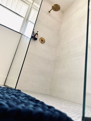 Douche, sèche-cheveux, bidet, serviettes fournies