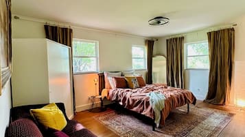 Tabla de planchar con plancha, wifi y ropa de cama