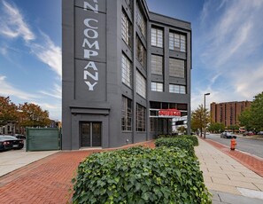 Exterior - Charming Townhouse Sleeps 7 W/Private terrace + Garden (Baltimore)