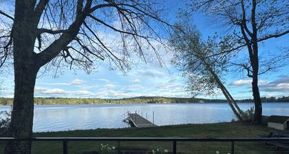 Charming 4-bedroom cottage with AC, WiFi on Little Sebago Lake waterfront