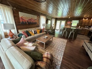 TV connectée, baby-foot, table de tennis de table, livres