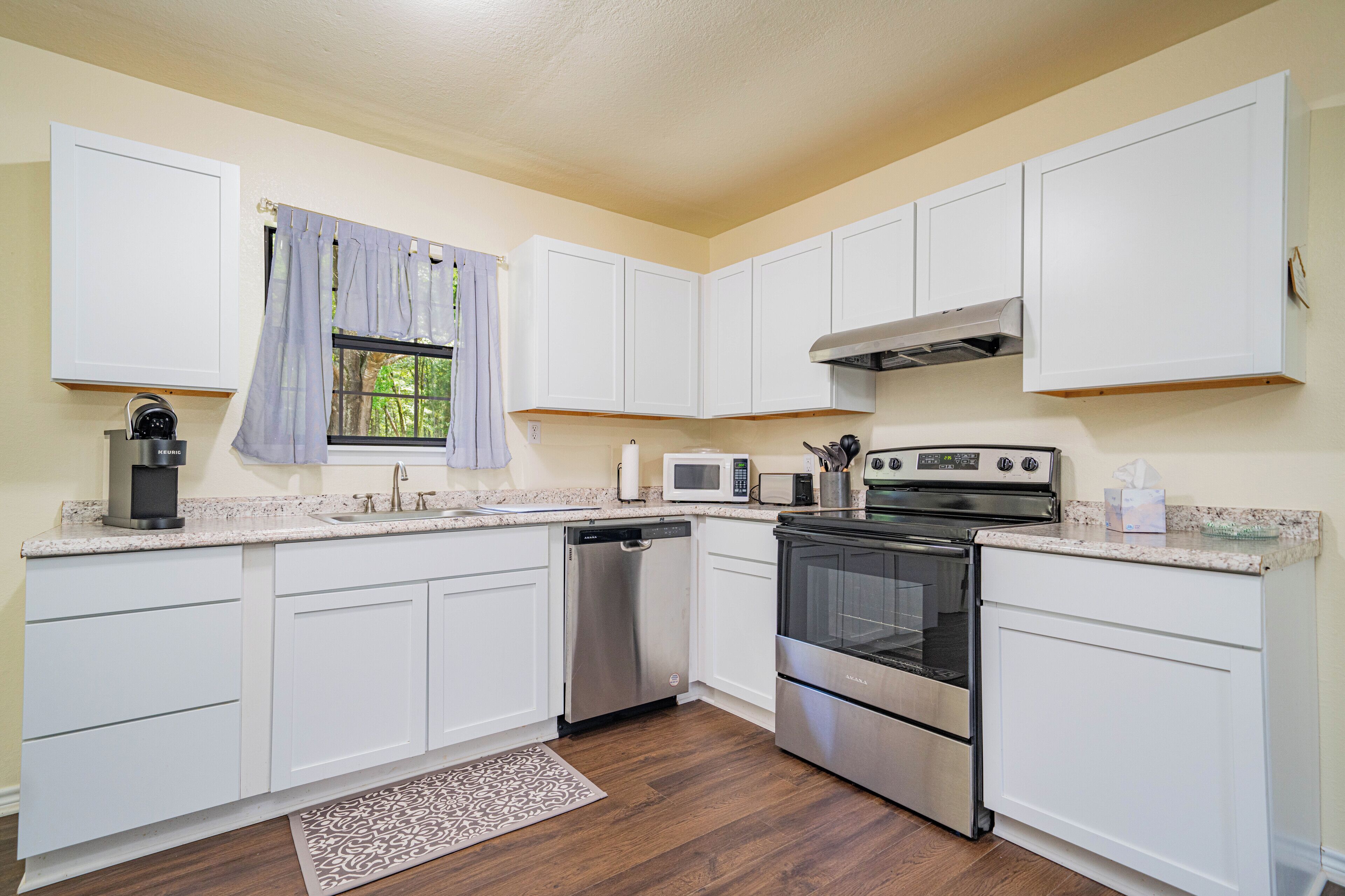 Microondas, horno, placa de cocina y lavavajillas