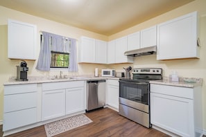 Microwave, oven, stovetop, dishwasher - THE WELL HOUSE at SELAH RESORT (Avinger)