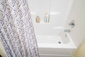 Een haardroger, handdoeken, zeep, toiletpapier