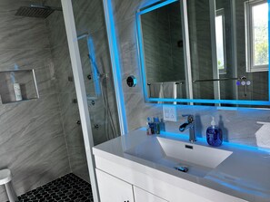 Dusche, Haartrockner, Handtücher, Seife