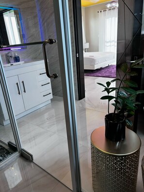 1 habitación, tabla de planchar con plancha, wifi gratis y ropa de cama 