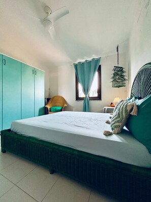 2 quartos, ferros/tábuas de passar roupa, roupa de cama