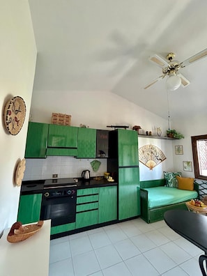 Private kitchen - Walk to 4 charming family-friendly beaches with all amenities nearby (Sardegna)