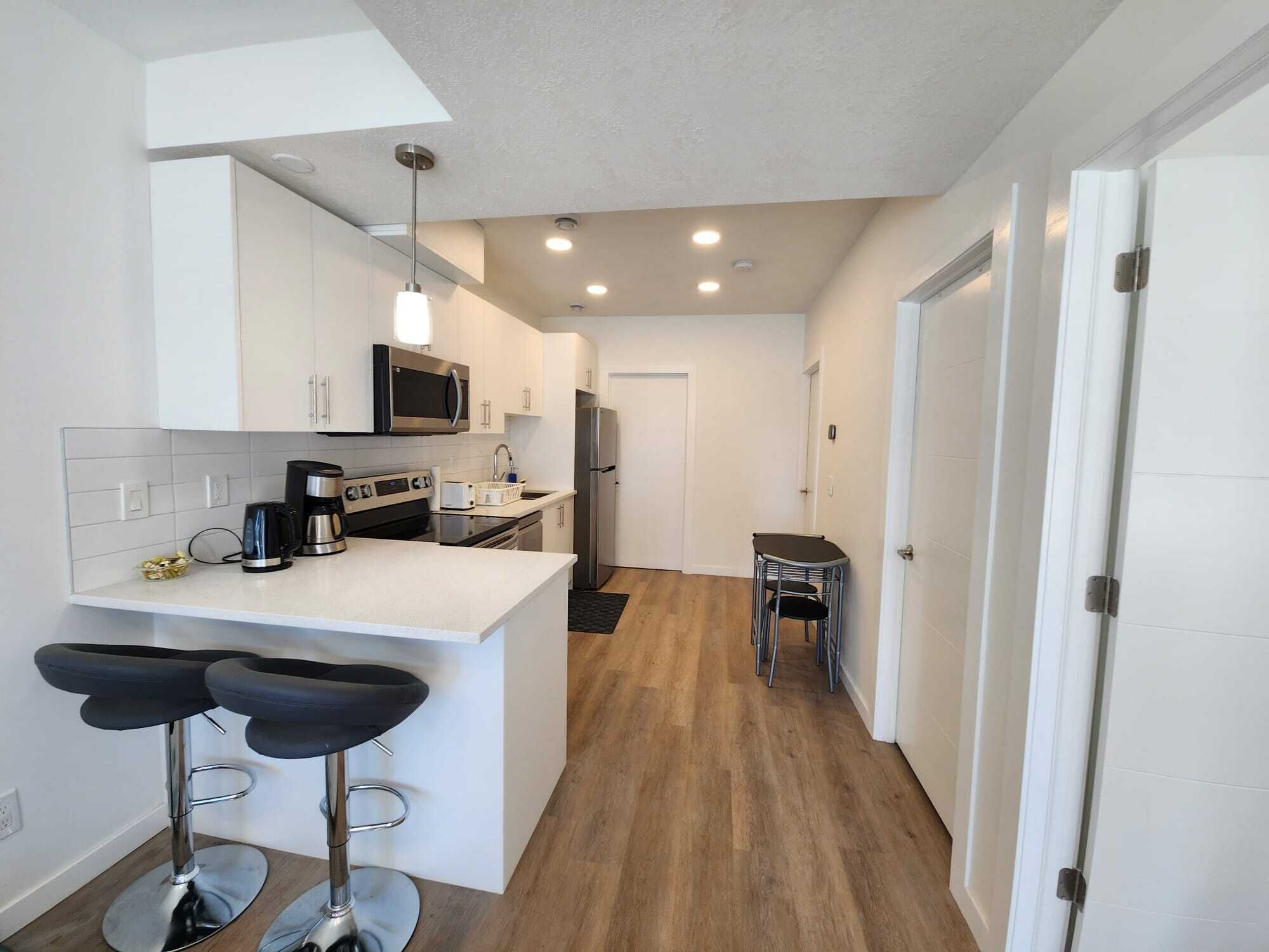 Jääkaappi, mikroaaltouuni, uuni, liesi