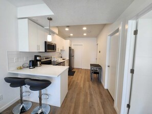 Jääkaappi, mikroaaltouuni, uuni, liesi